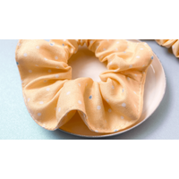 Scrunchie hajgumi - SÁRGA PÖTTYÖS